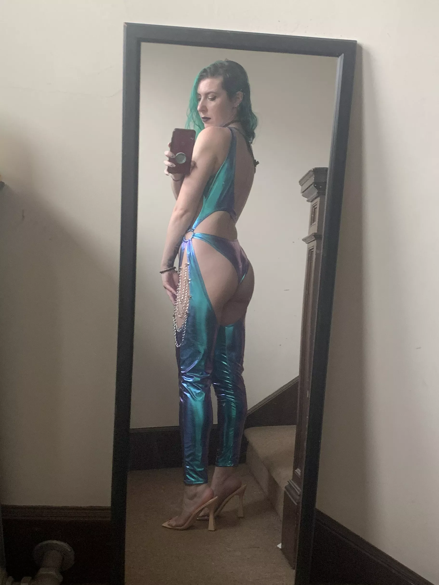 Holographic booty