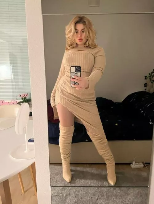 If you're into curvy girls, you'll love everything about me