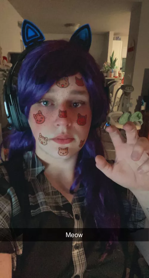 Just a gamer boy cat girl pretending to be cute :3