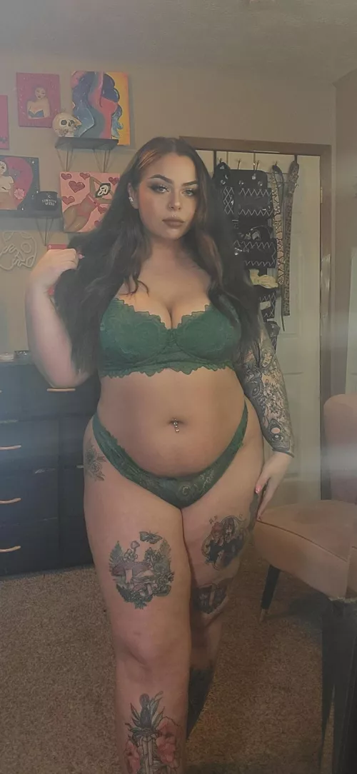 Just somethin about bigger girls in lingerie huh 🤌💚