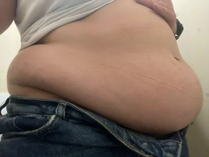 Letting my belly hang out after a long day of packing it into my jeans 😮‍💨