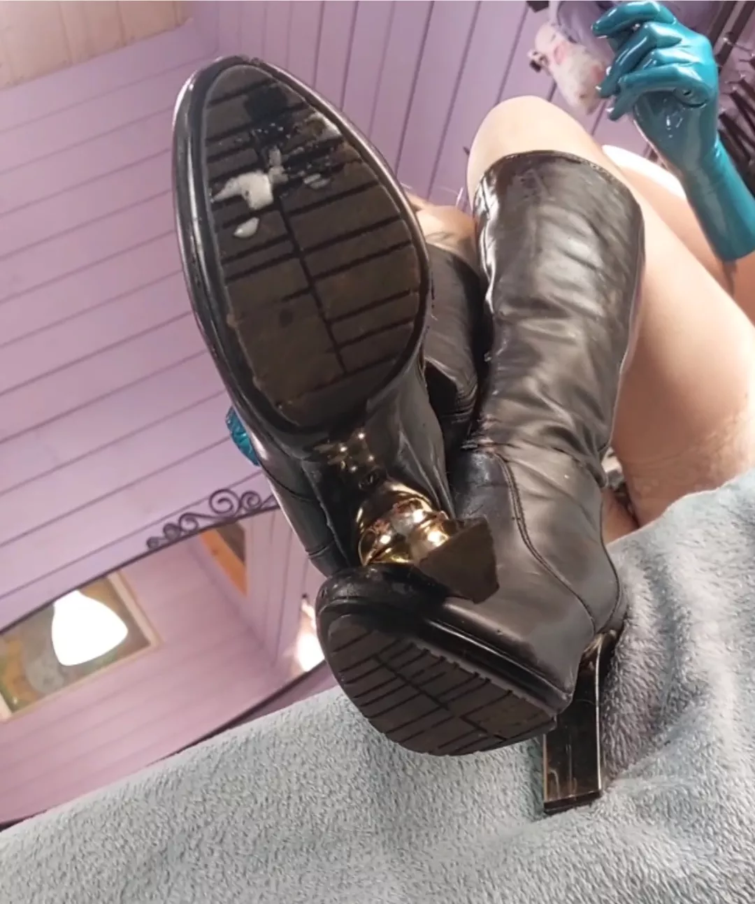 Pic from one of my bootfetish videos. I just want u to look at me as my bootslave.