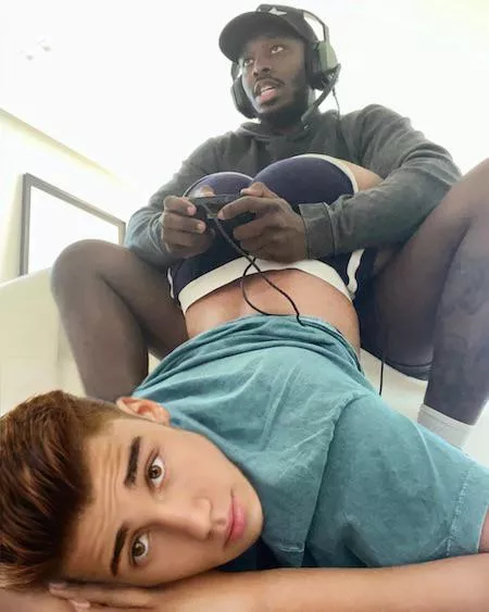 You cannot just pause an online game