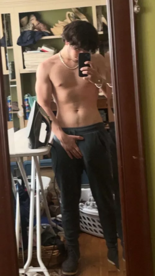 18 very horny, want hung guys or anyone near my age to trade jerk and cum vids with, dm me for my snap (have a pic of u on ur profile or send one)