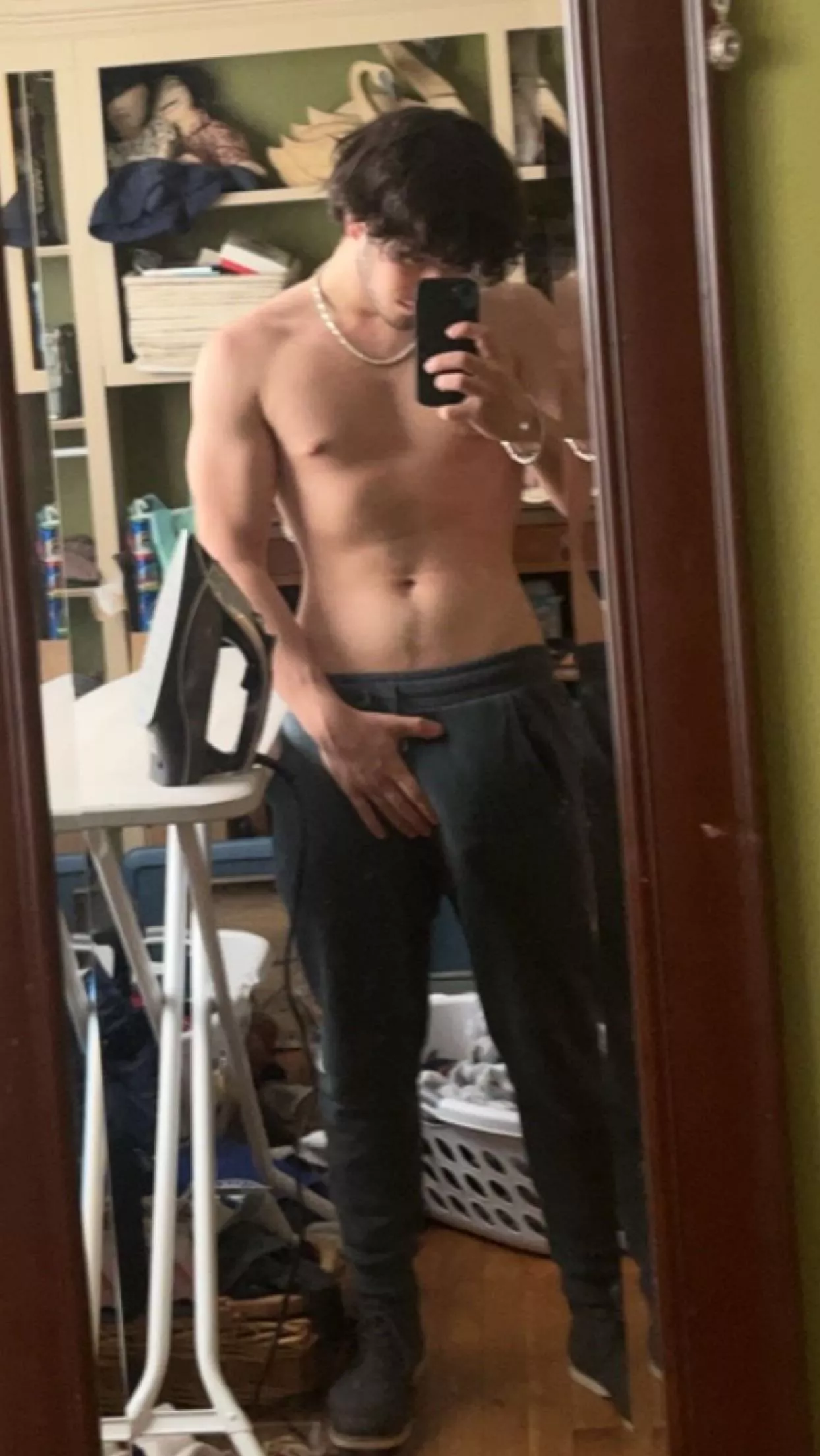 18 very horny, want hung guys or anyone near my age to trade jerk and cum vids with, dm me for my snap (have a pic of u on ur profile or send one)