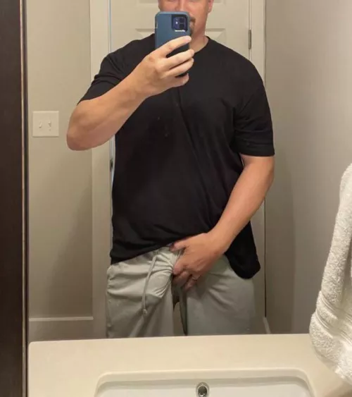 [39] dadbod in grey sweatpants…