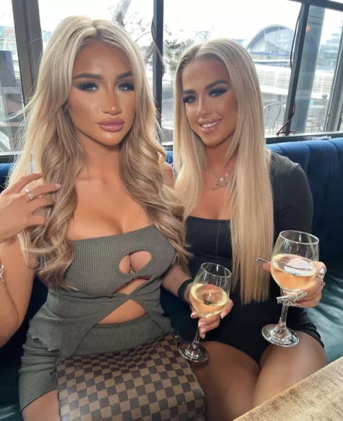 Blonde Chavs, left or right? 🥵