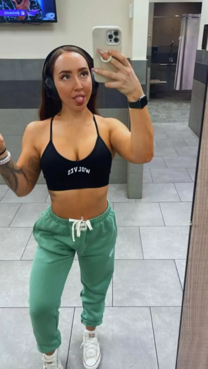 Don’t I have the most cute tongue? 👅