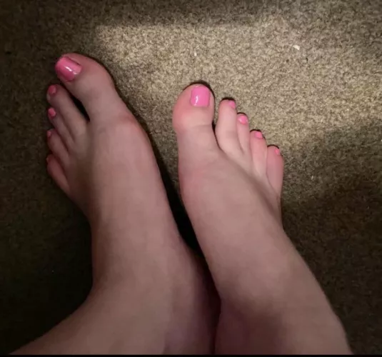 F20. Who volunteers to suck my pink toes x