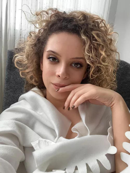 Horny at job, you can help❓