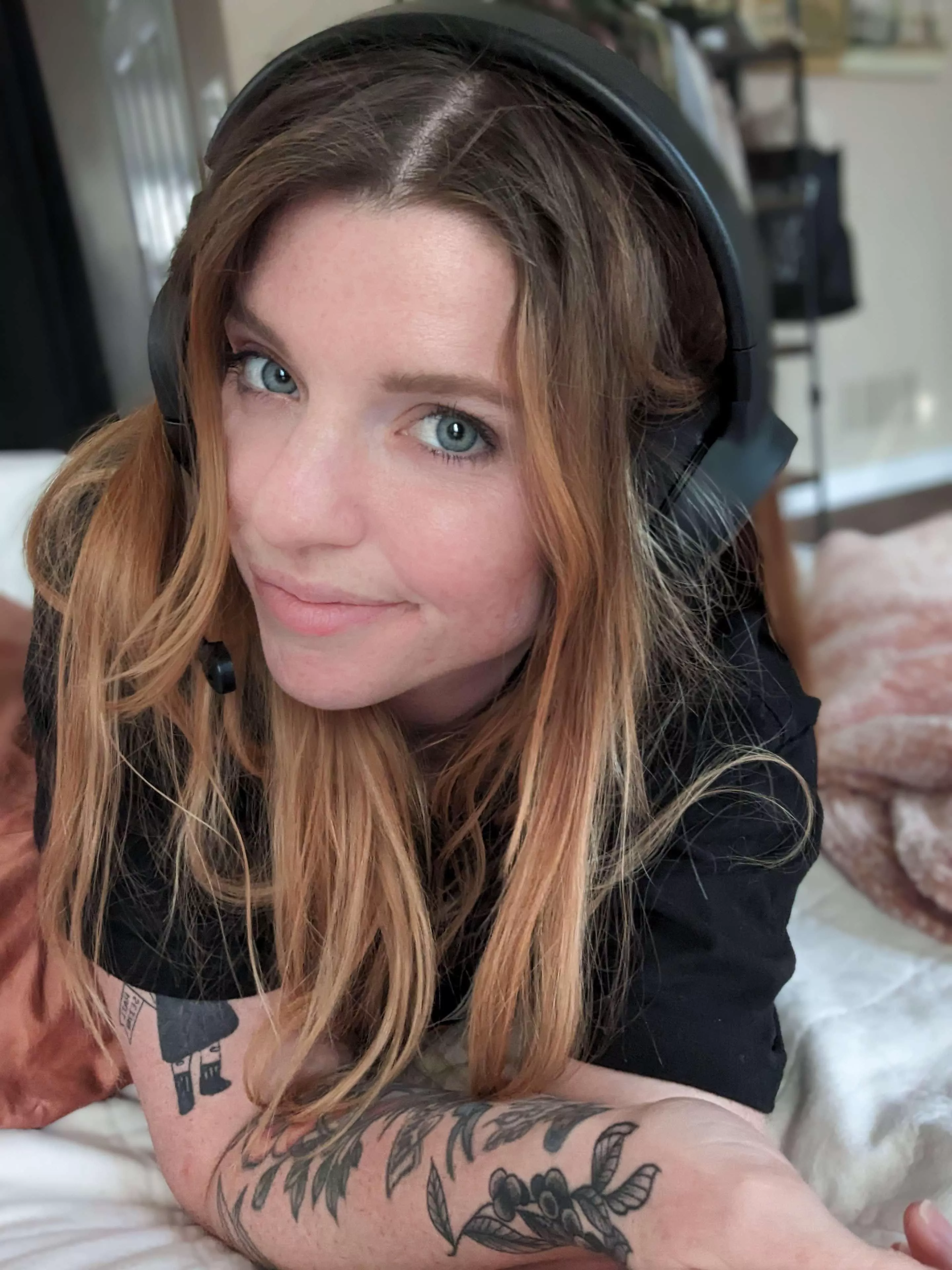 Lay on my bum while we game 😜🤭