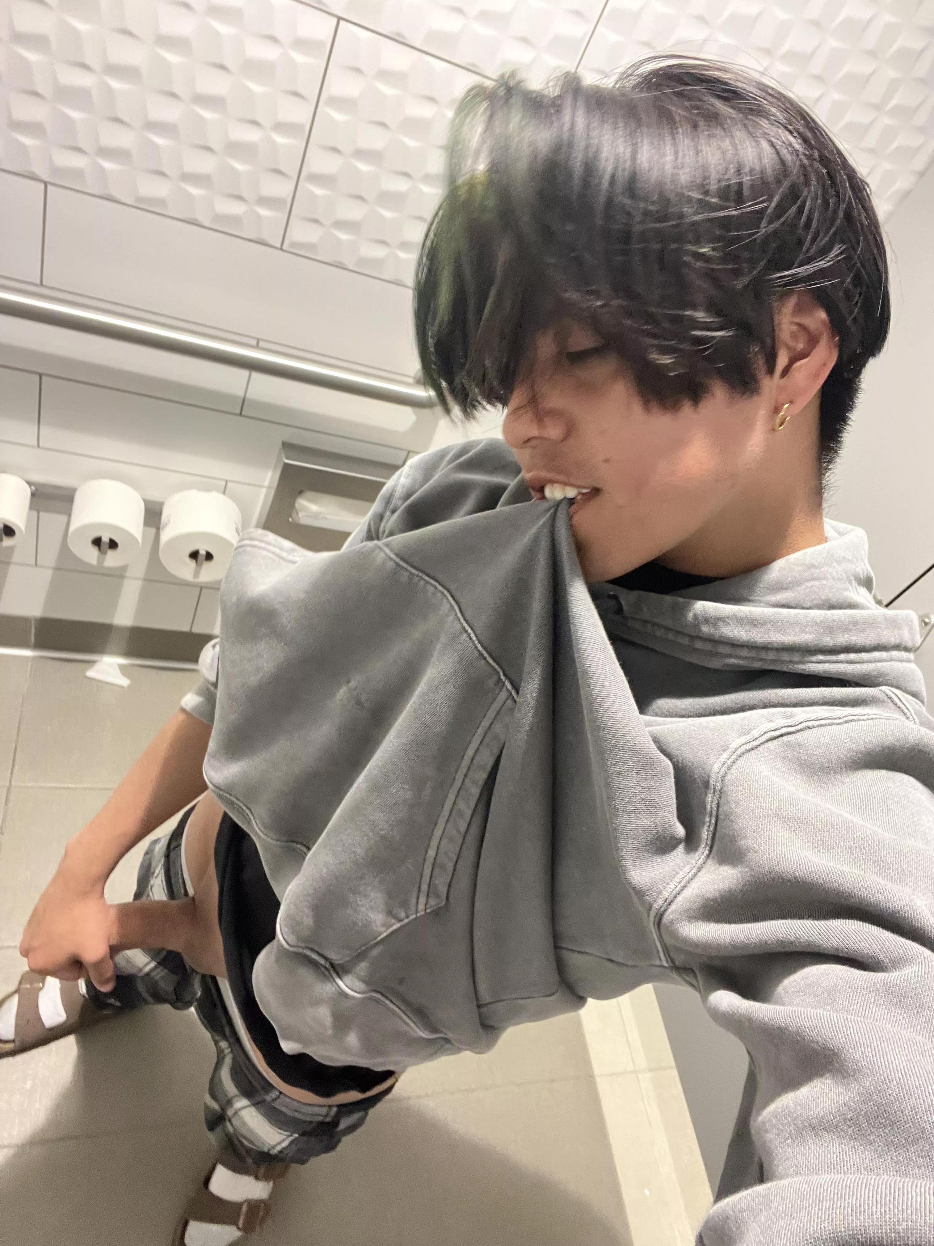 let’s get caught in the college dorm bathroom 😈💦