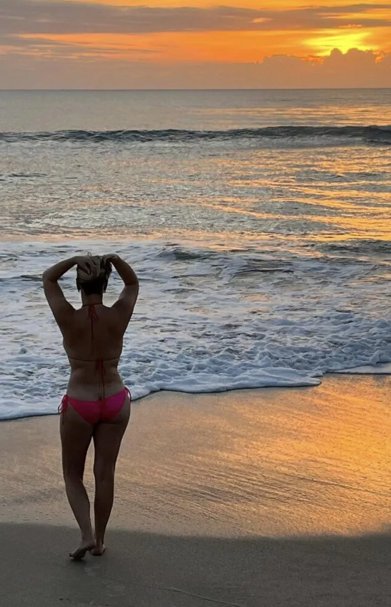 Sunrise and half moon 🍑