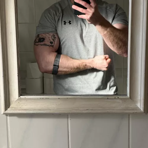 Sun's out, guns out! 🤭