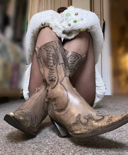 The boots with satin chocolate tights