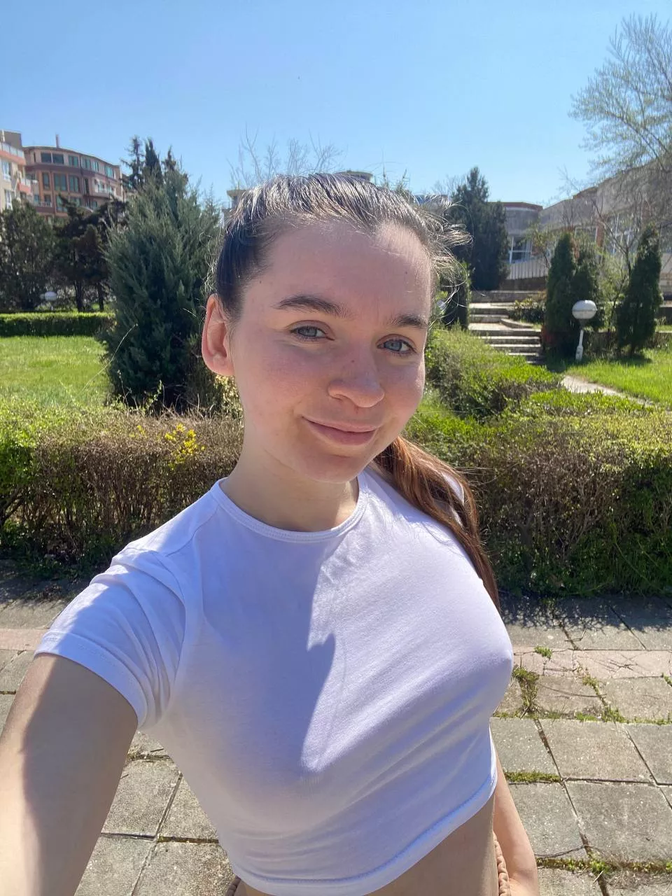 the sun is shining, the piercing is warming up 😄🙈