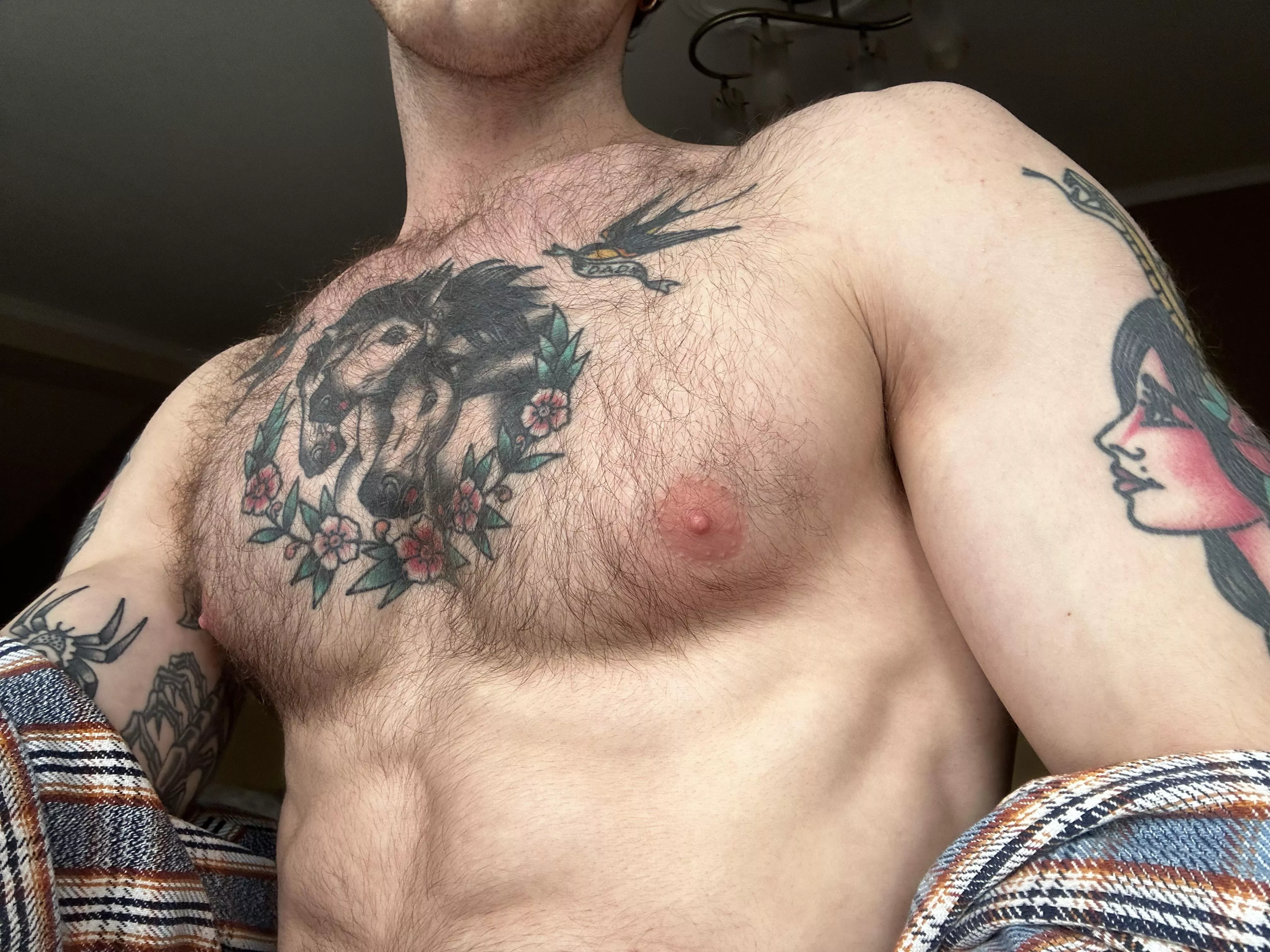 Which pec u choosin first to suck on