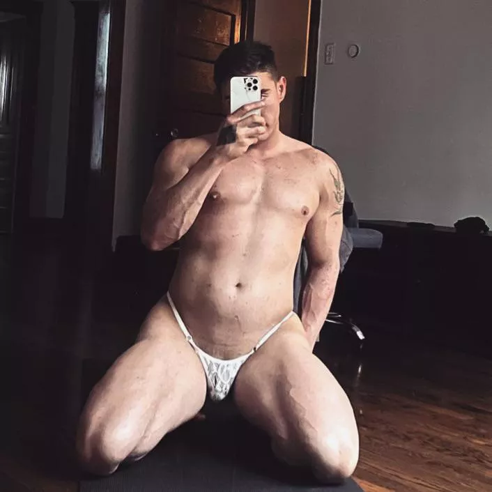 Who likes a muscle sissy with thick thighs ?