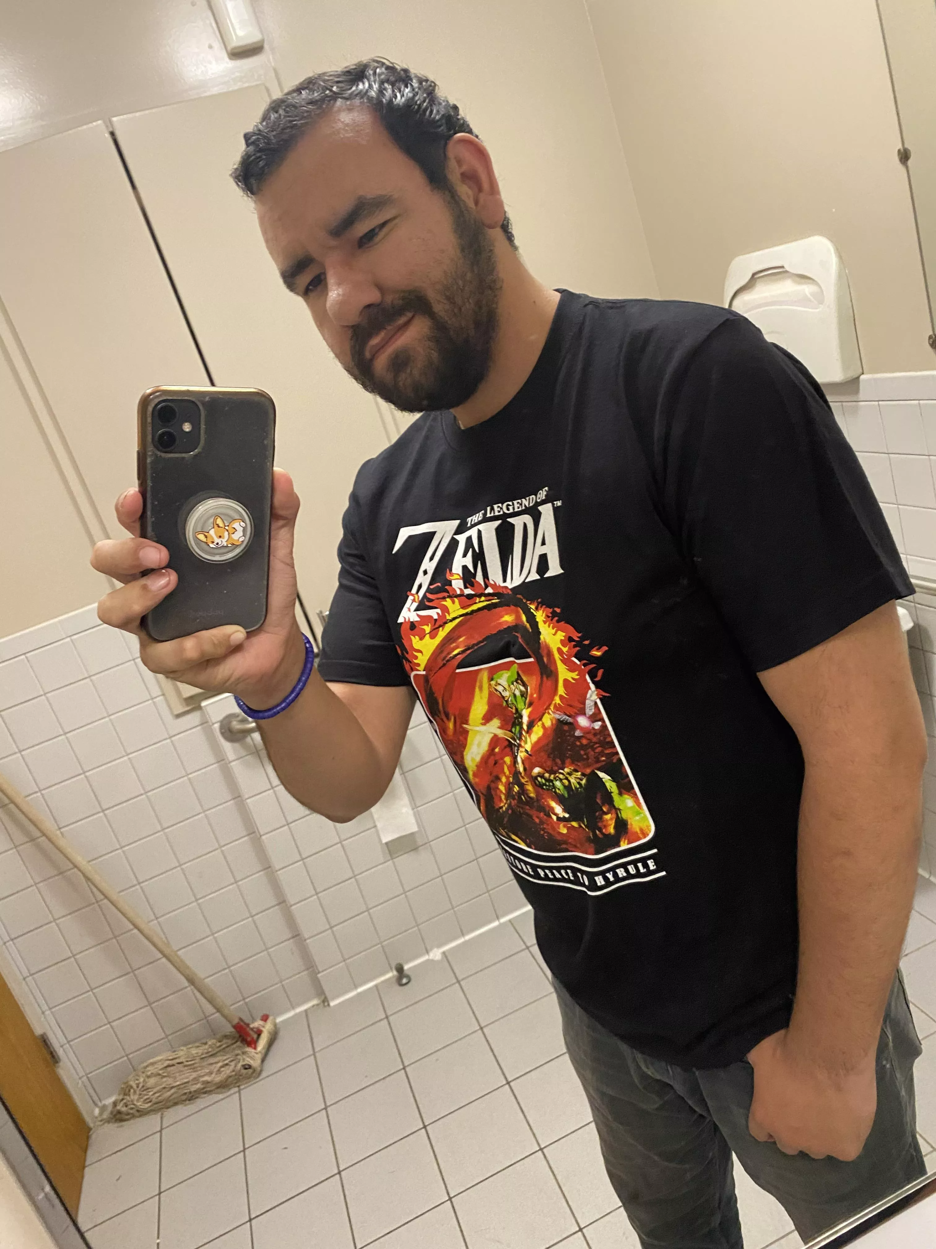 work selfie.. its hot outside and im gonna ruin my new shirt 😩