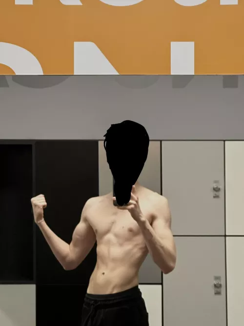 [21] any muscular man here into hung (8inch) twinks with bb? hmu :)