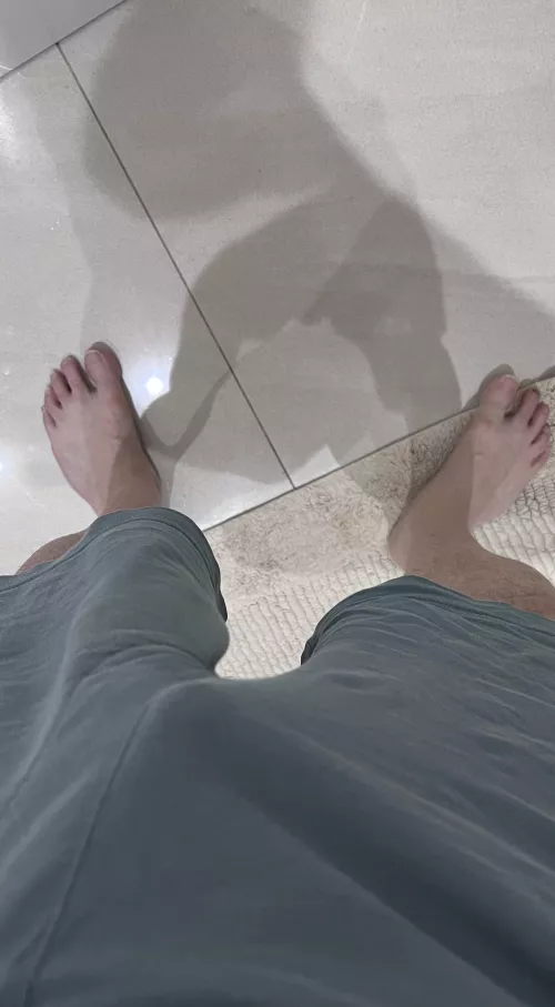 (42) This gay daddy needs a helping hand. Would you take it out & jerk this daddy off secretly while everyone’s asleep?