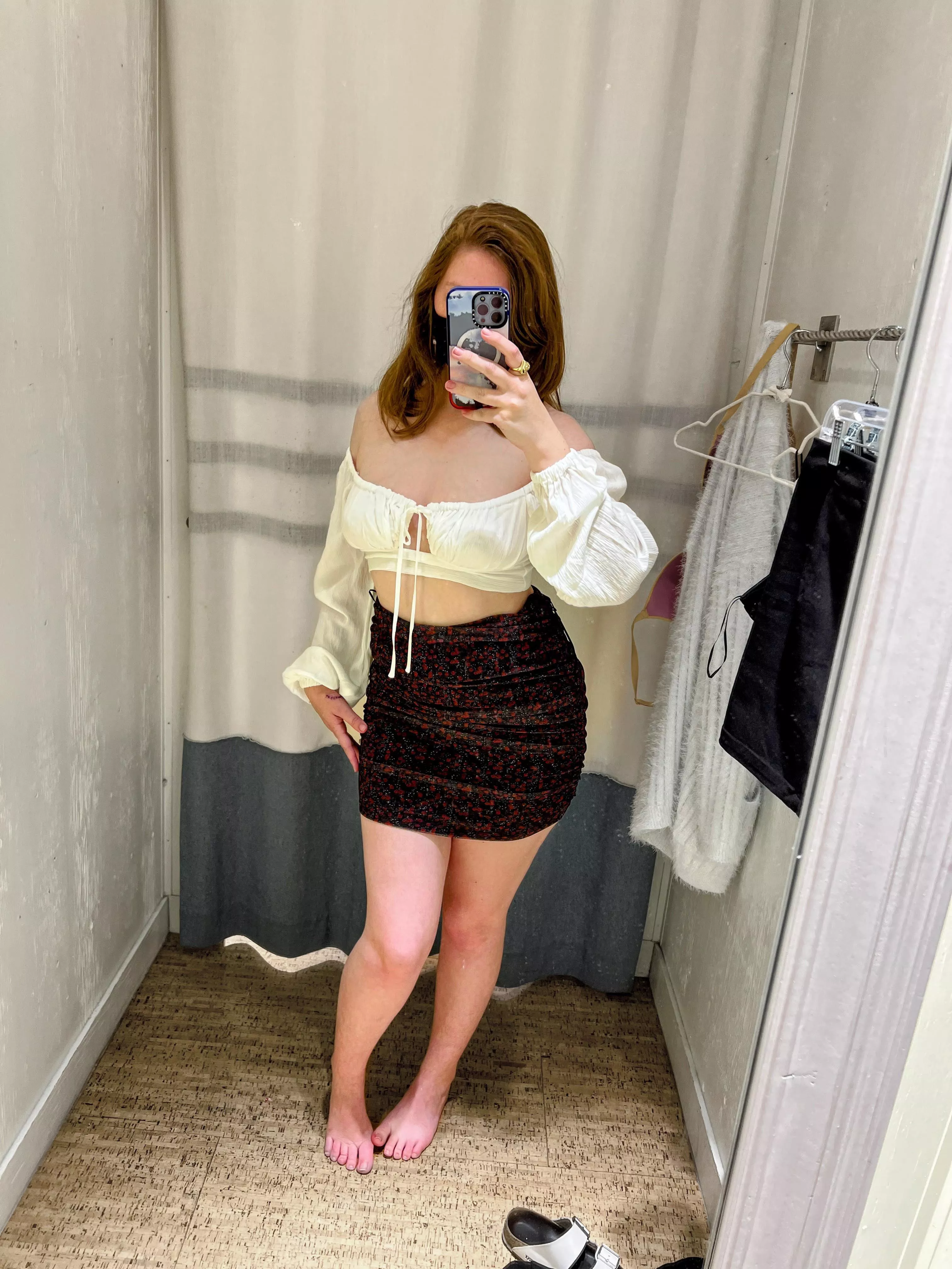 A barmaid for the night (f)