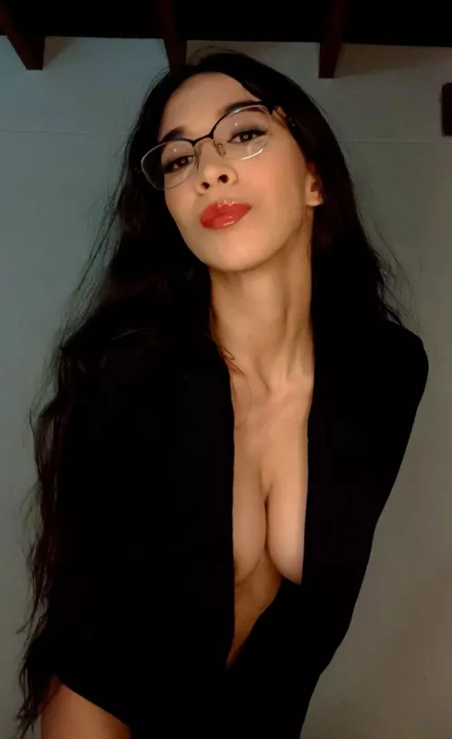 Come help me out of my sweater 🔥