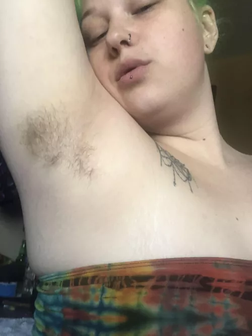 Good morning from me and my delicious smelling armpits 💚