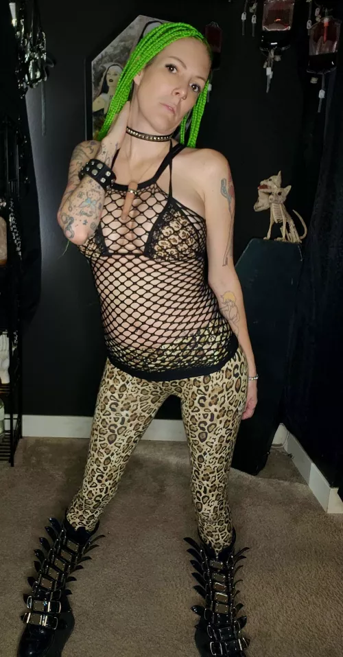 it's that finger necklace that completes today look.