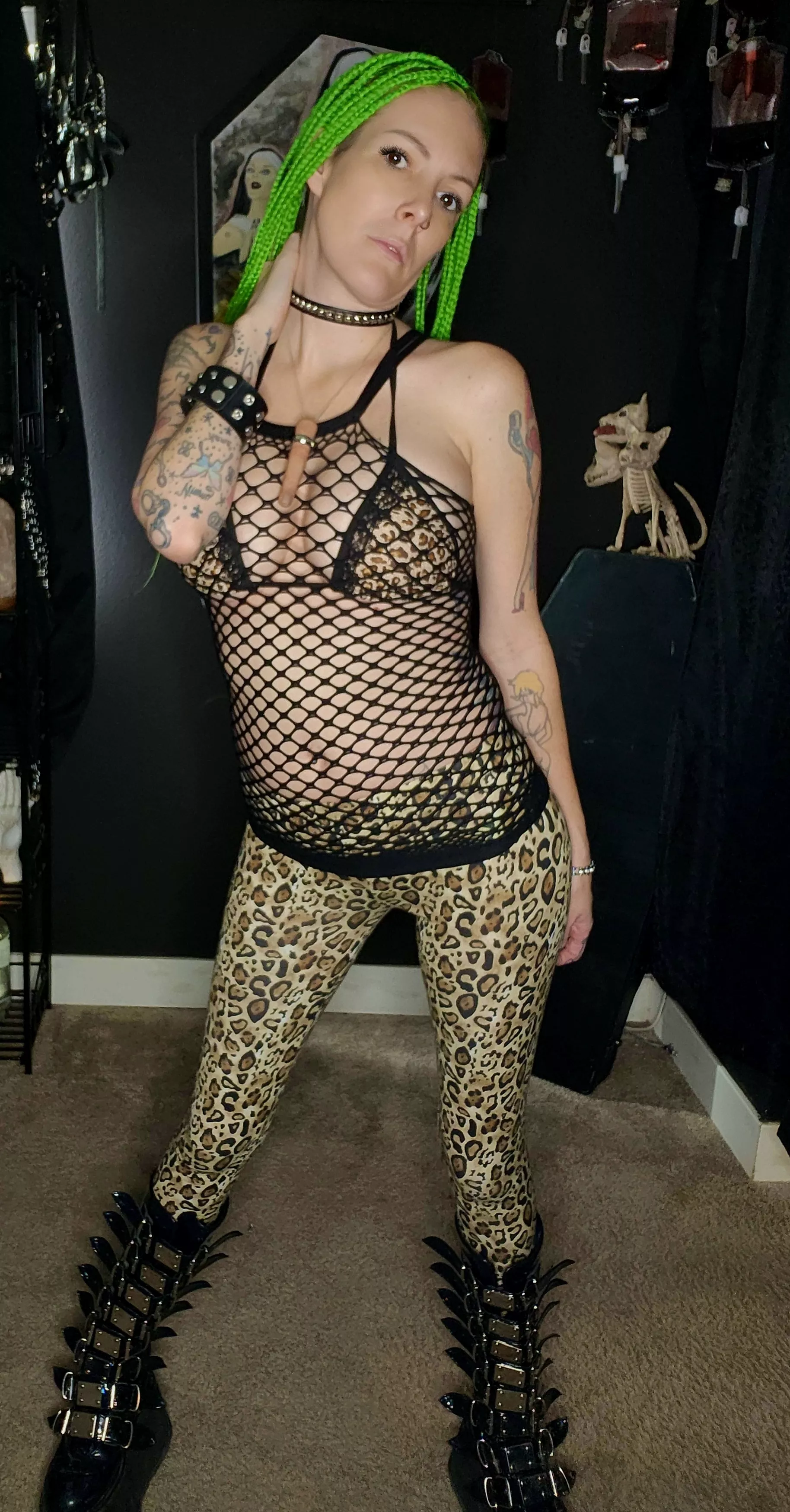 it's that finger necklace that completes today look.