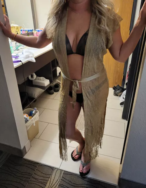 Meet me at the hotel pool !!!