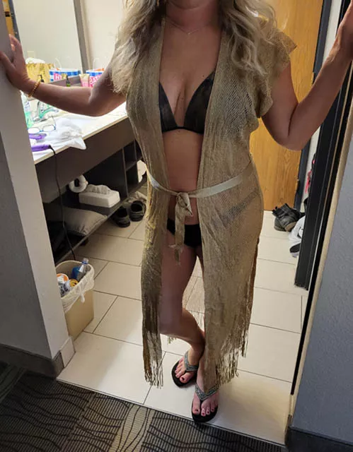 Meet me at the hotel pool !!!