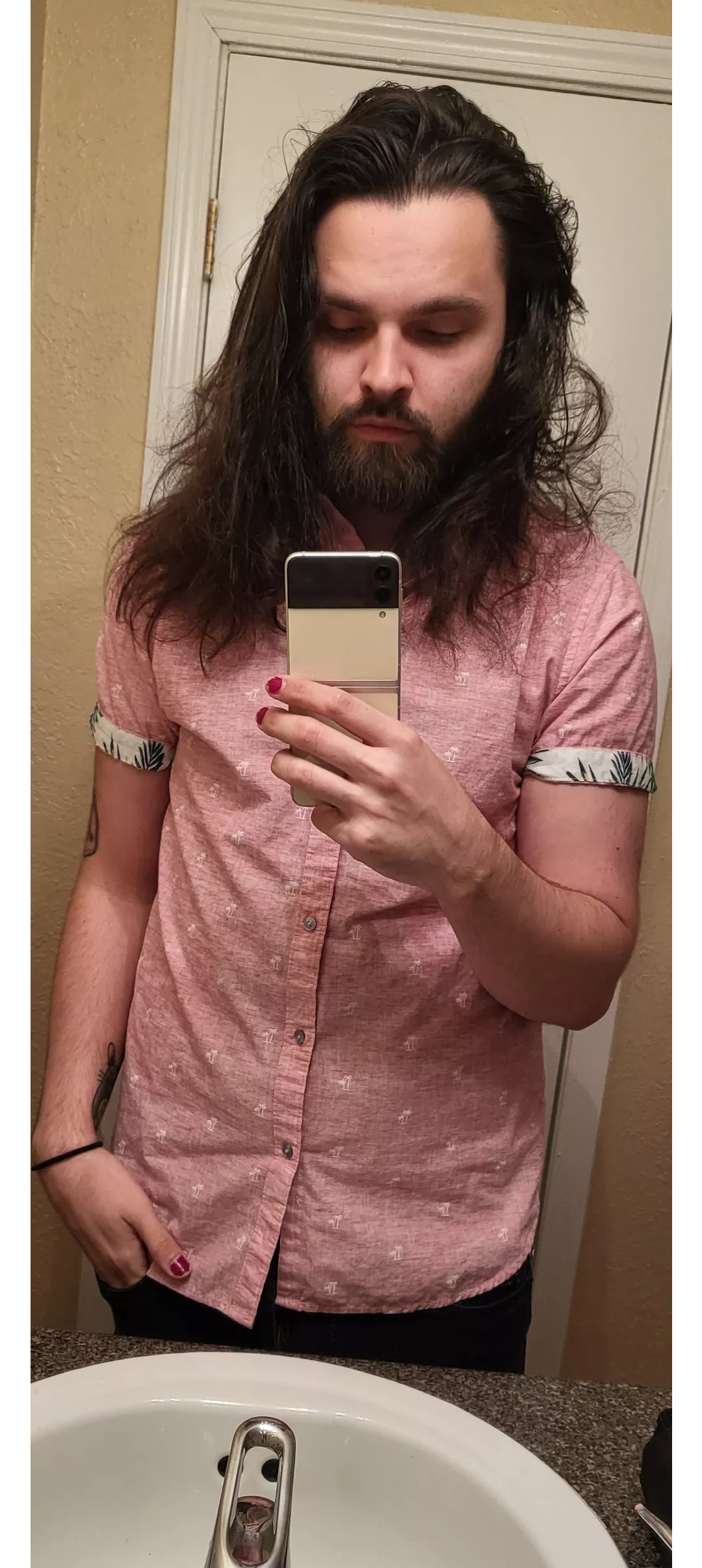 Only recently accepting my femme side. Bi here. 🩷💜💙