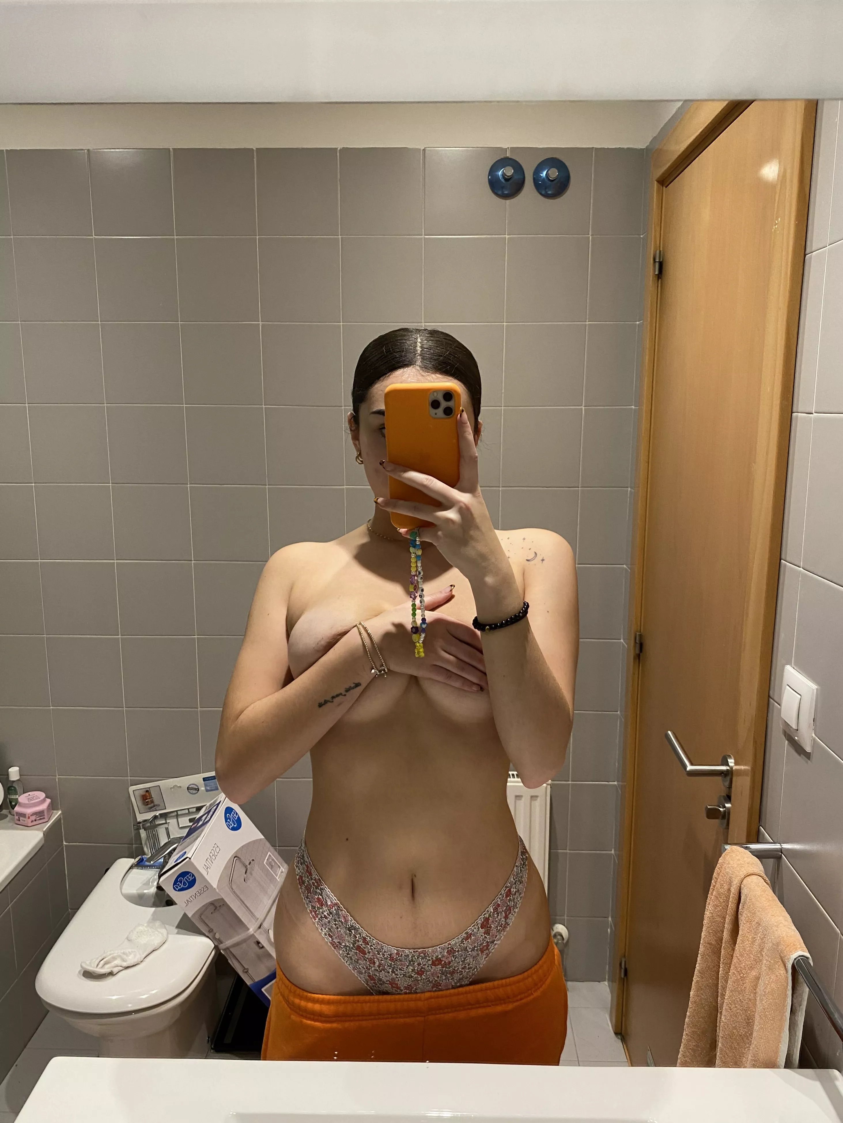 perfectly executed handbra mirror selfie :P
