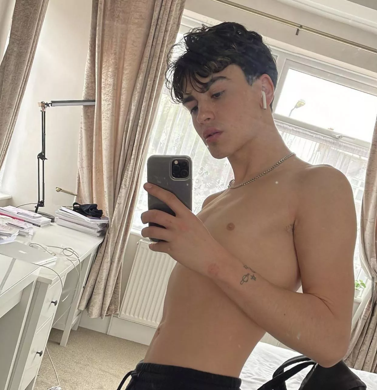 So who wants to give me under the desk support while I play elden ring? I’ll stretch your throat out though 🤭