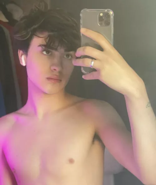 So who wants to give me under the desk support while I play elden ring? I’ll stretch your throat out though 🤭