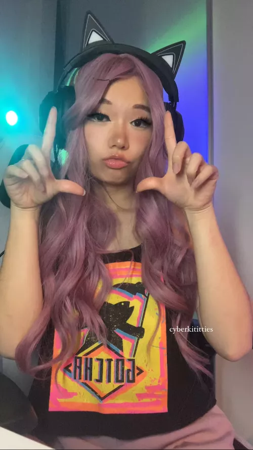 This is actually one of my favorite crop top ever! The colors are so my vibe haha