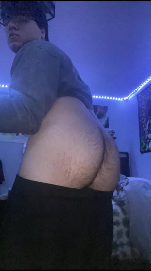 18 male bottom looking for boyfriend ;) sc:longghair_kid