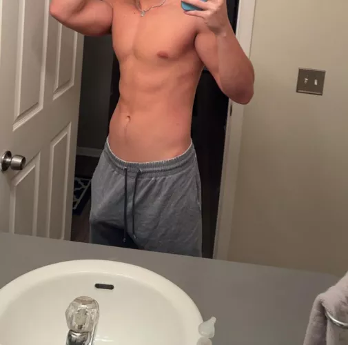 22 straight white hung lookin for skinny hung bros to jerk with. 18-20 anyone hung welcome 👻chadl0603