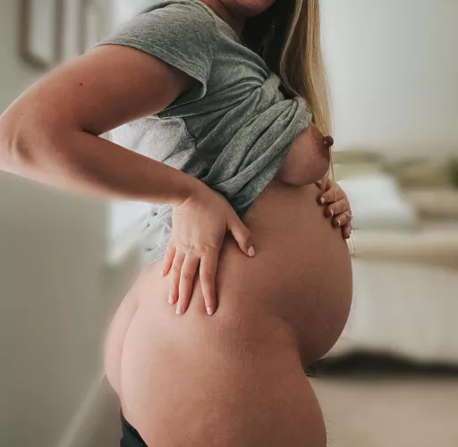 [f32] 30 weeks pregnant brings the best curves. Which one’s your favorite? 🍑🍈🍒