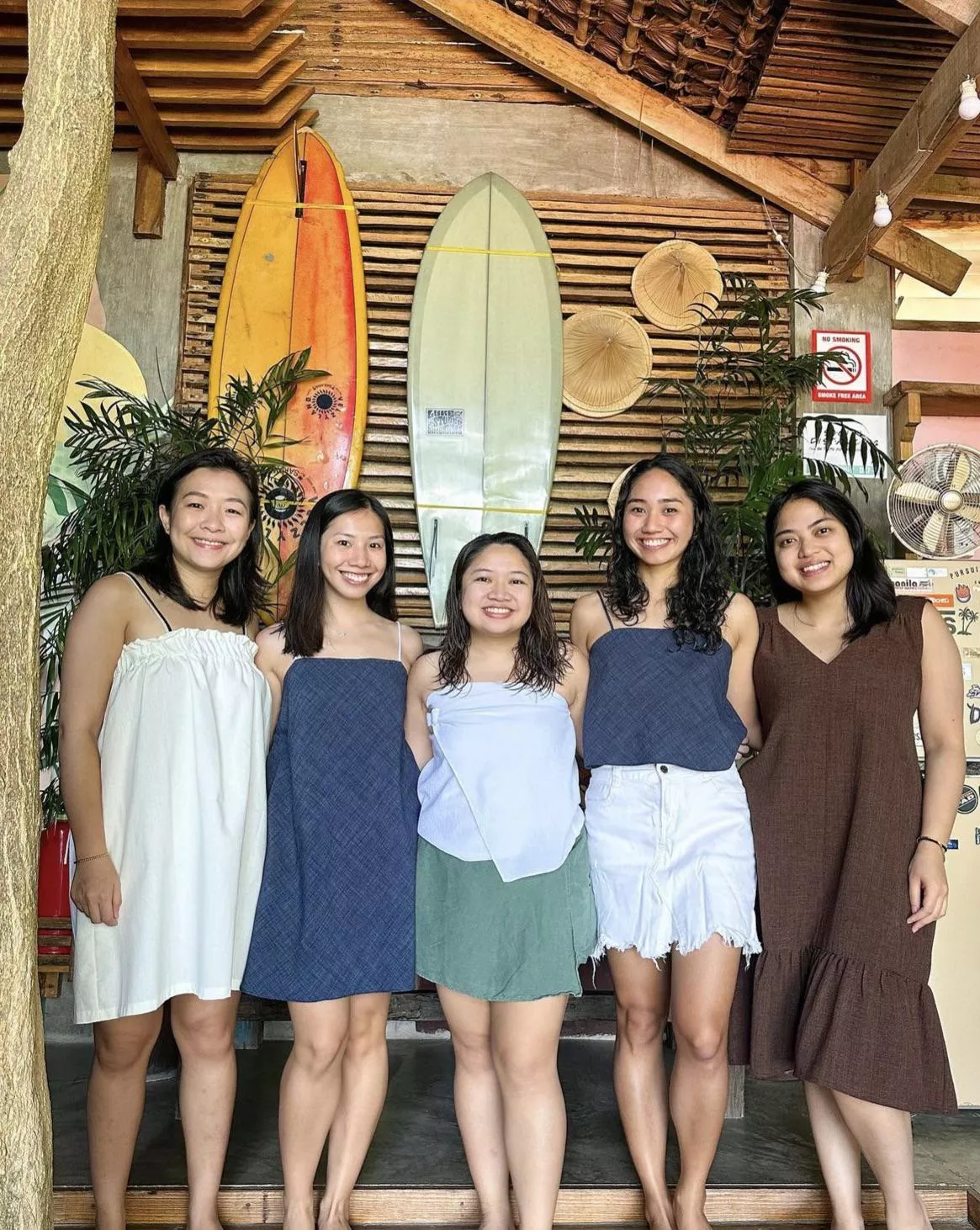 Friends going to the beach (21543)