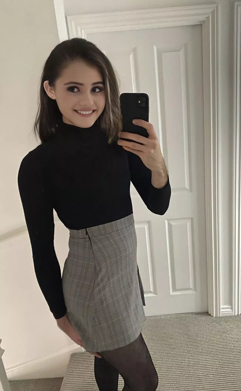 Haven’t dressed up in sooooo long!! 😭😢 would you want me to again?!?? 😘 Xx