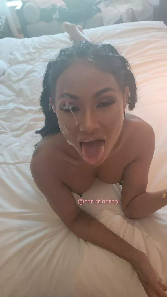 I love a facial in the morning 🤤