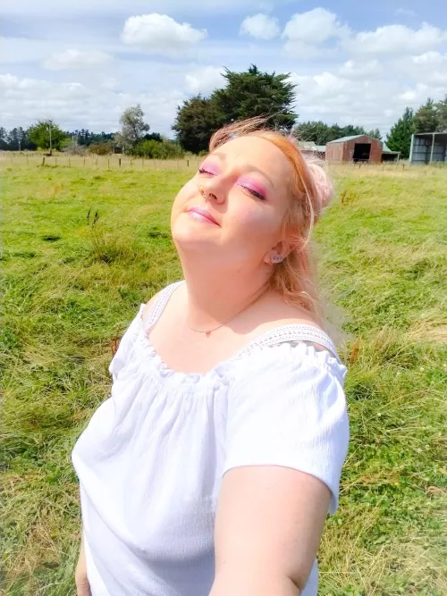 I love my makeup in this outdoor selfie