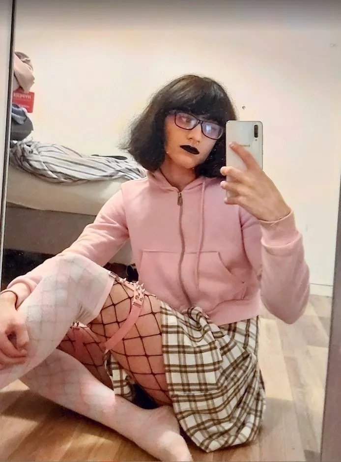 In desperate need of cuddles rn🖤