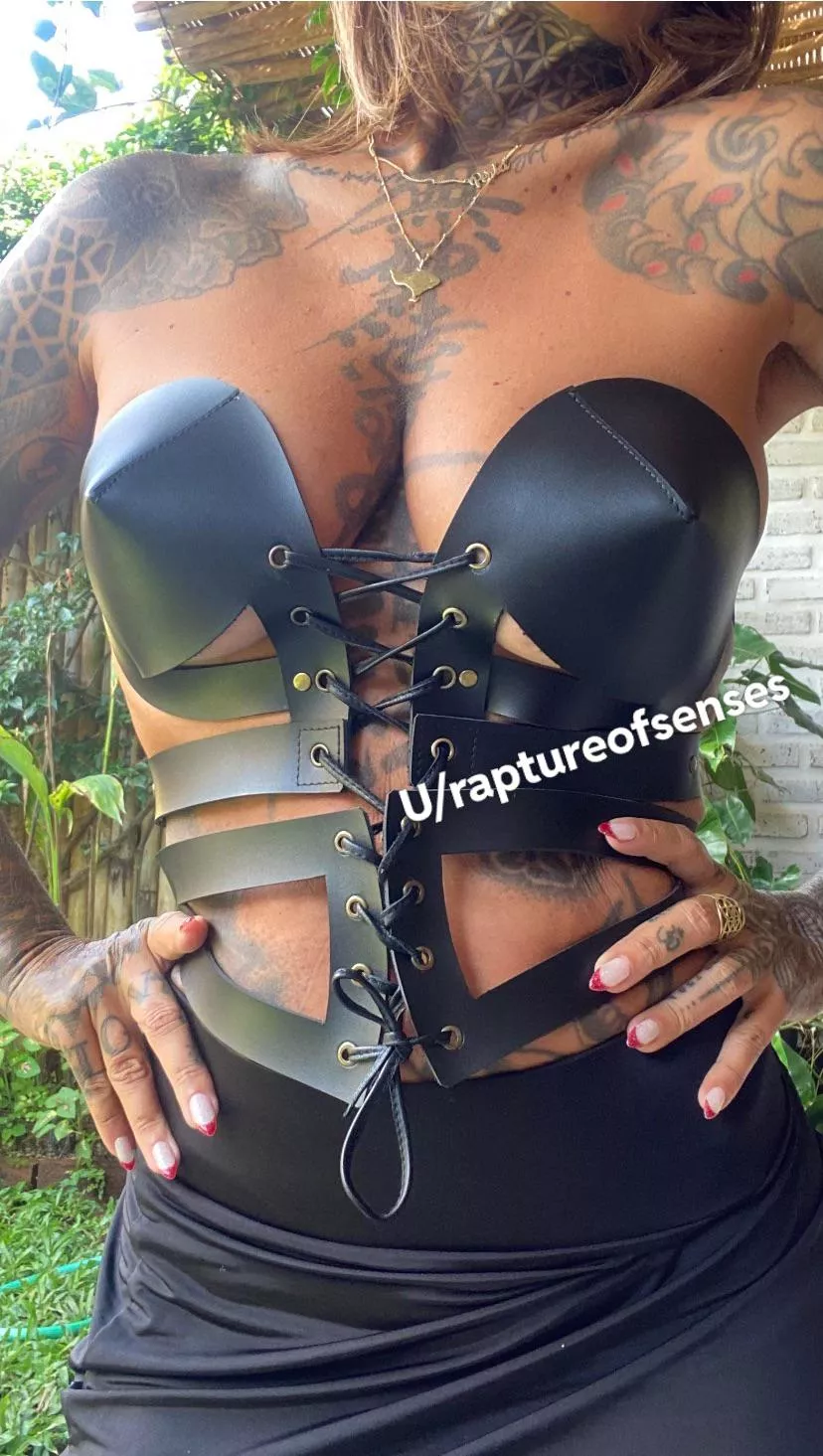 Leather bustier and belt as my day outfit :)