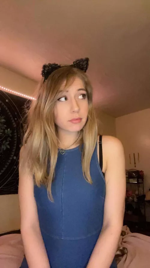 Looking for where that meowings coming from 😉 i think its from below 🙊