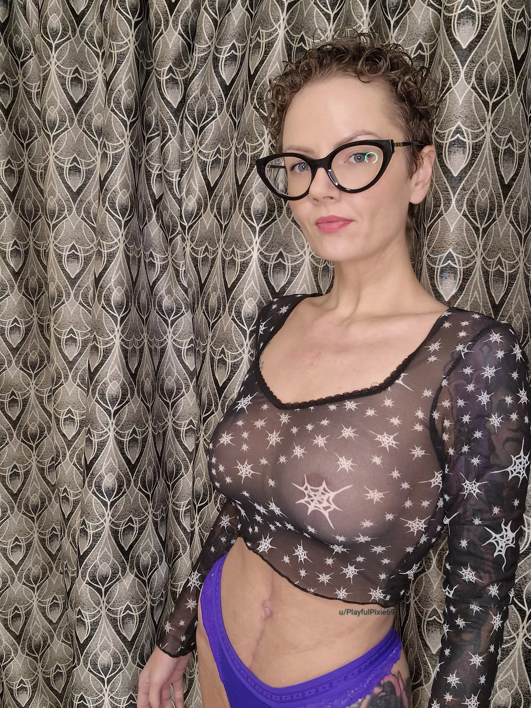 No clever caption..just an older, fuckable alternative gal here 😈😘💋