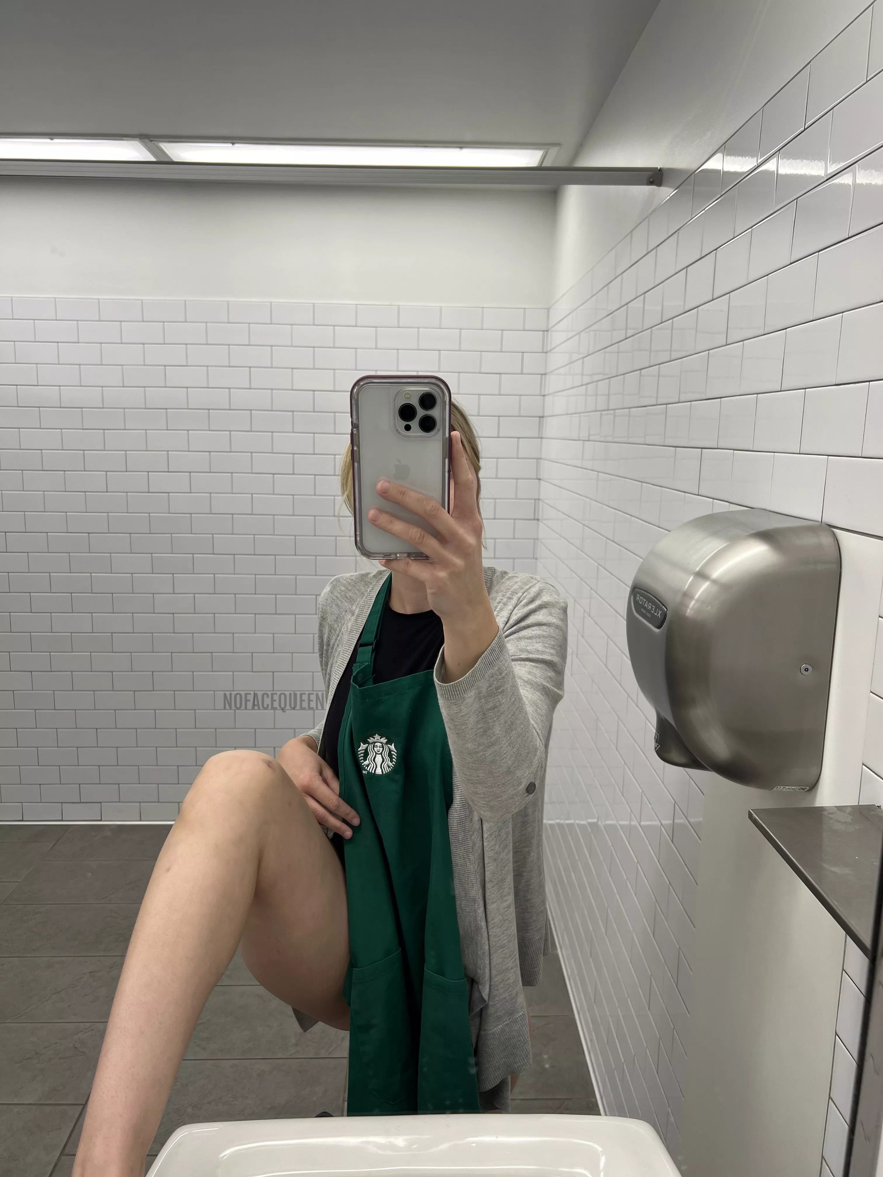 No panties under this apron 👅