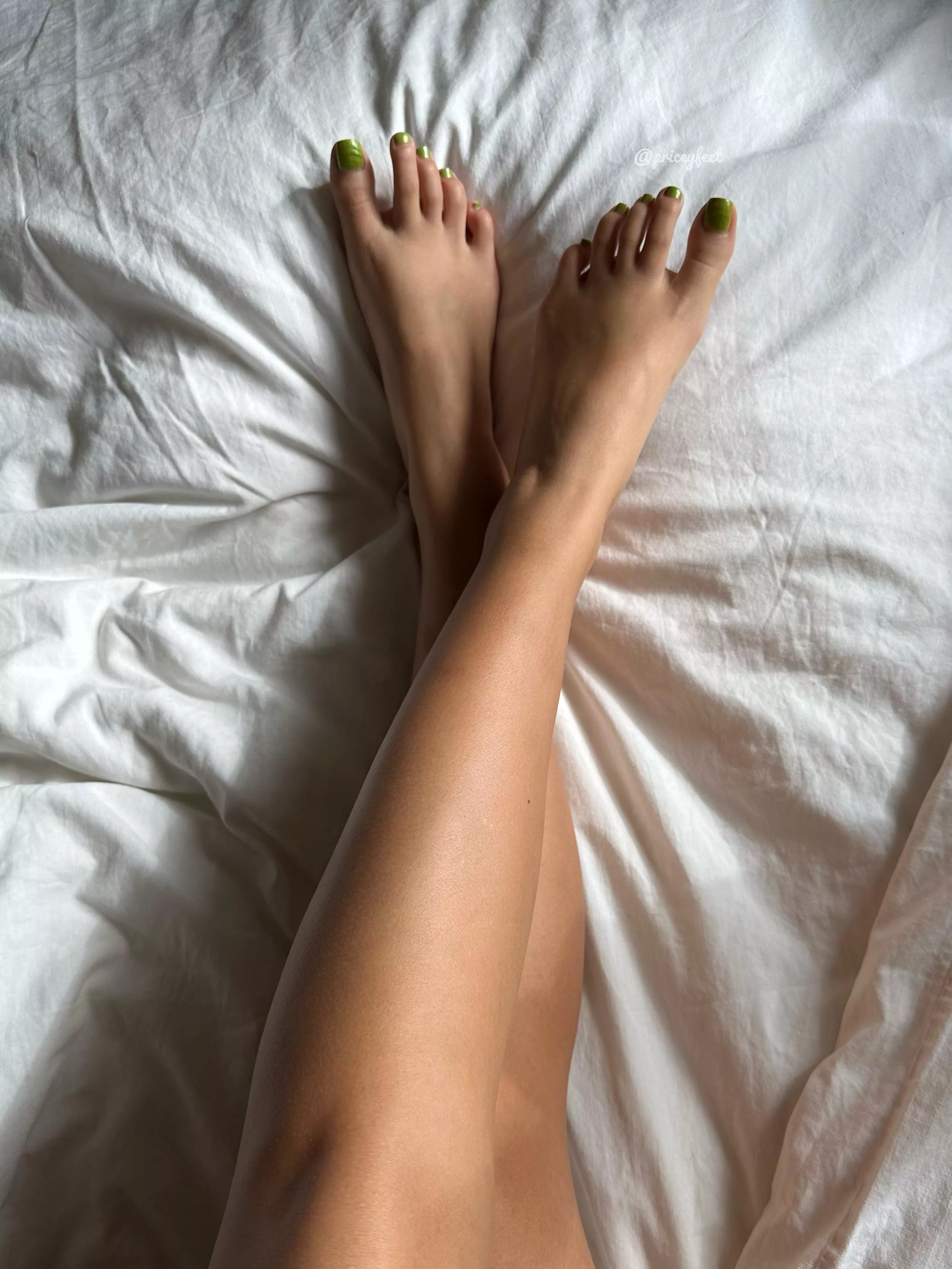 Smear my legs with lotion